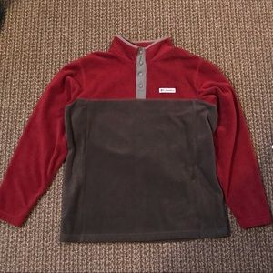 Columbia Pullover. Size: L